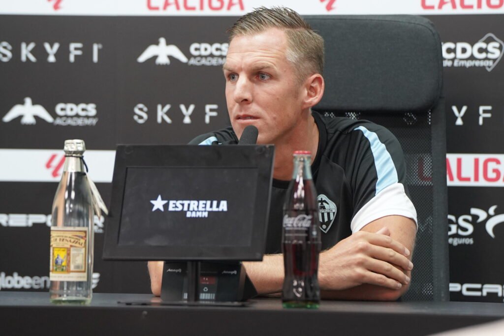 El entrenador Johan Plat durante una rueda de prensa con el CD Castellón.