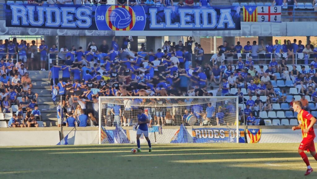 El Lleida CF recibe el apoyo de centenares de aficionados.