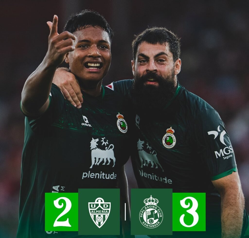 El Racing remonta al Almeria y se hace con el liderato de la Liga Hypermotion.