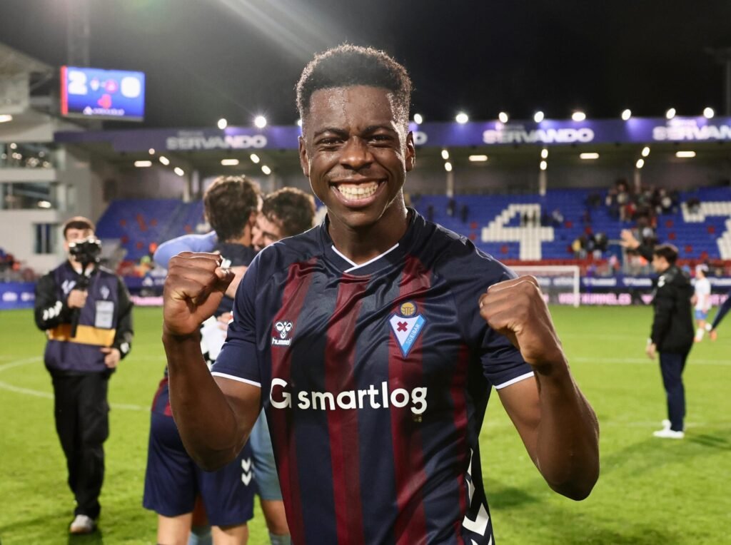 El Eibar se impone ante el Andorra, 2-0 y provoca su primer derrota de la temporada.