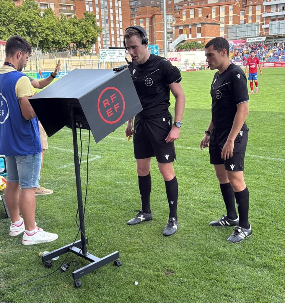 El árbitro revisando el gol del Eldense frente al CD Teruel.