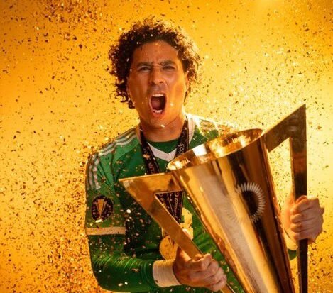 El Memo Ochoa levantando su último trofeo, la Gold Cup. Foto: X de Guillermo Ochoa
