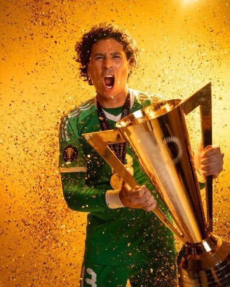 El Memo Ochoa levantando su último trofeo, la Gold Cup. Foto: X de Guillermo Ochoa