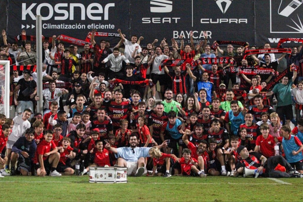 Los reusenses celebran el liderato junto a su afición.