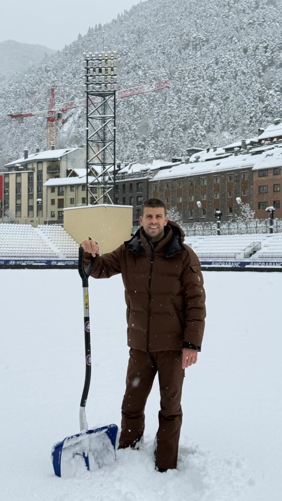 Gerard Piqué llama a la afición del FC Andorra para limpiar en estadi d'Encamp y poder disputar el partido contra la Cultural Leonesa.